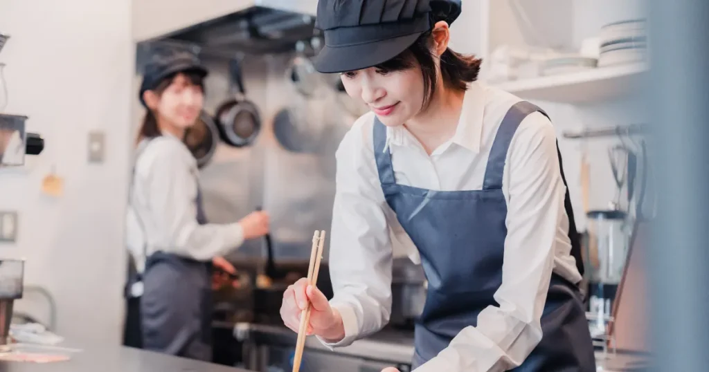 厨房で働く女性