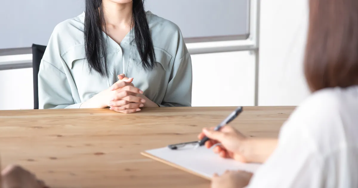 私服で面談を受ける女性