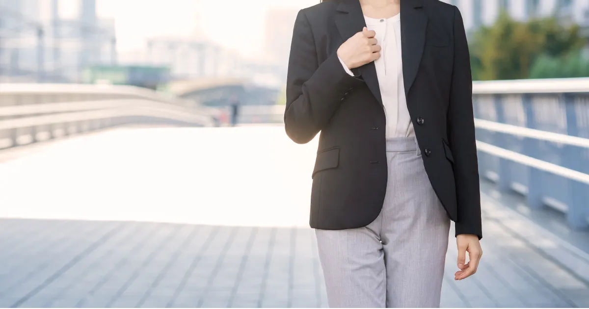 オフィスカジュアルな服を着た女性