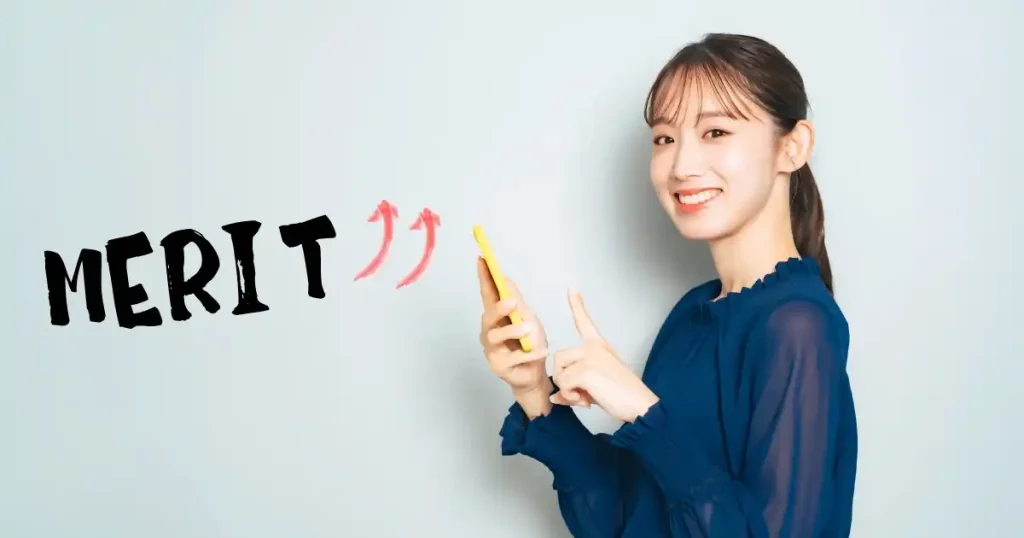 転職1年目のメリットを示す女性、明るい笑顔で『MERIT』と書かれた文字を指差している