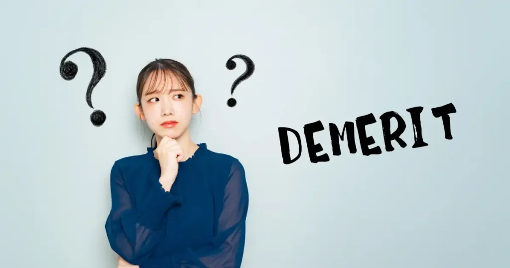 女性が考え込む表情で、背景にクエスチョンマークと『DEMERIT』の文字が描かれている。