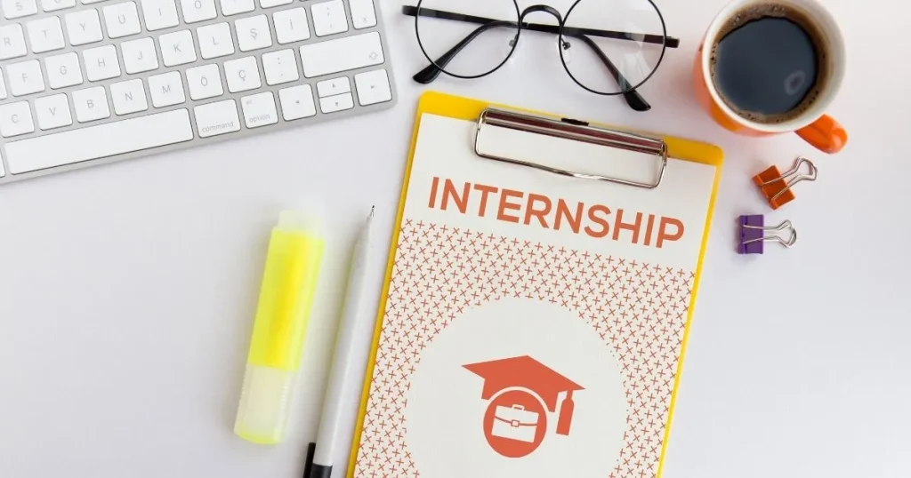 インターンシップ選びのポイントを示すデスクイメージ｜「Internship」と書かれたクリップボードと文房具が並ぶ写真