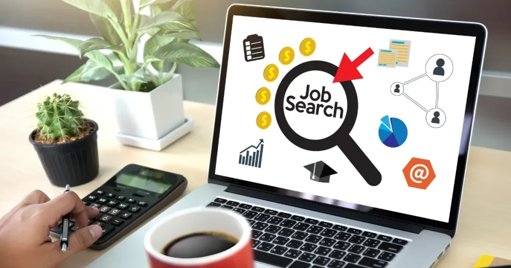 ノートパソコンの画面に『Job Search』と表示され、職務記述書の項目を象徴するアイコンが並ぶ。手元には電卓とペン、コーヒーカップが置かれたデスク。
