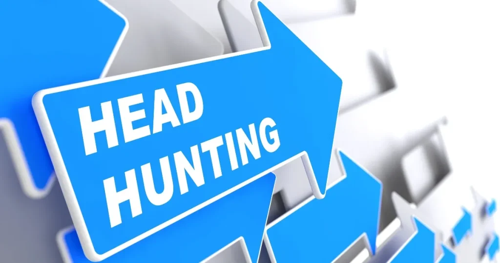 青い矢印に『HEAD HUNTING』と書かれたグラフィックデザイン。ヘッドハンターから声を掛けられる方法を象徴するイメージ。