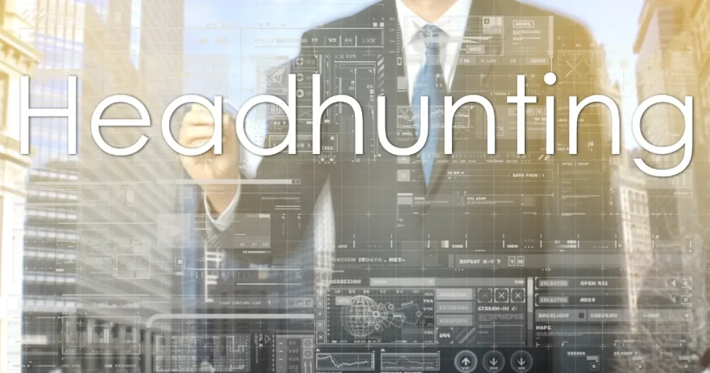 スーツを着たビジネスマンの背景にデジタルデータが表示され、『Headhunting』の文字が重なった未来的なデザイン。ヘッドハンターの種類を象徴するイメージ。
