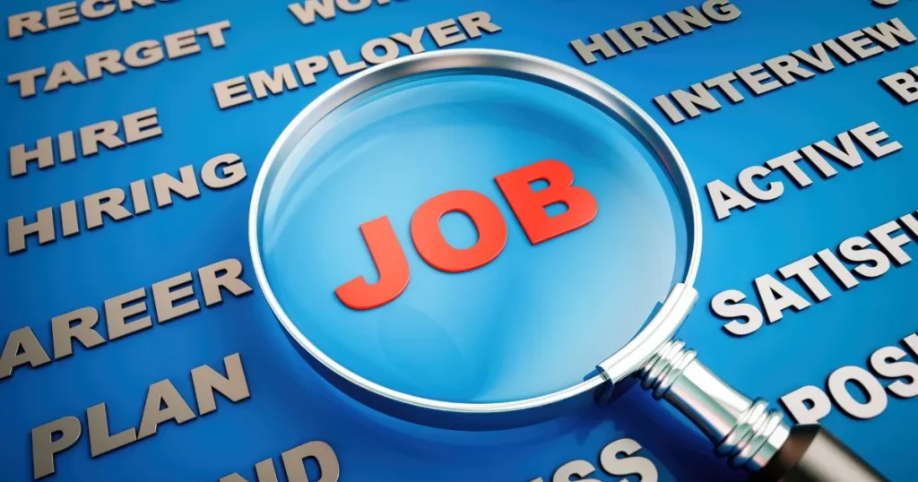 青い背景に「JOB」の文字を拡大した虫眼鏡が重なり、周囲に「CAREER」「HIRING」などの単語が配置されたデザイン。求人票やキャリアの疑問を象徴するイメージ。