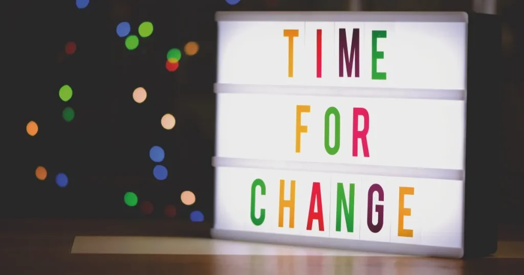 「TIME FOR CHANGE」と書かれたライトボックス：未経験から新たなキャリアに挑戦する転職のタイミングを象徴するイメージ。