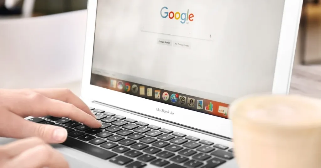 ノートパソコンの画面にGoogleの検索ページが表示されている場面。ユーザーがキーボードを操作しており、転職サイト検索の様子をイメージさせるシーン。