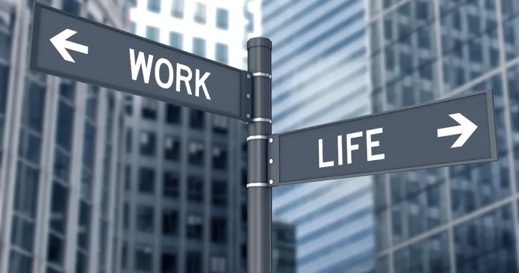 「WORK」と「LIFE」の矢印が描かれた道路標識：仕事と私生活のバランスを象徴し、選択の重要性を示すイメージ。