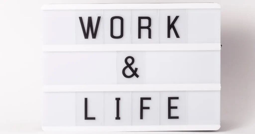 「WORK & LIFE」と書かれたライトボックス：仕事と私生活の調和を象徴し、ワークライフバランスの重要性を示すイメージ。