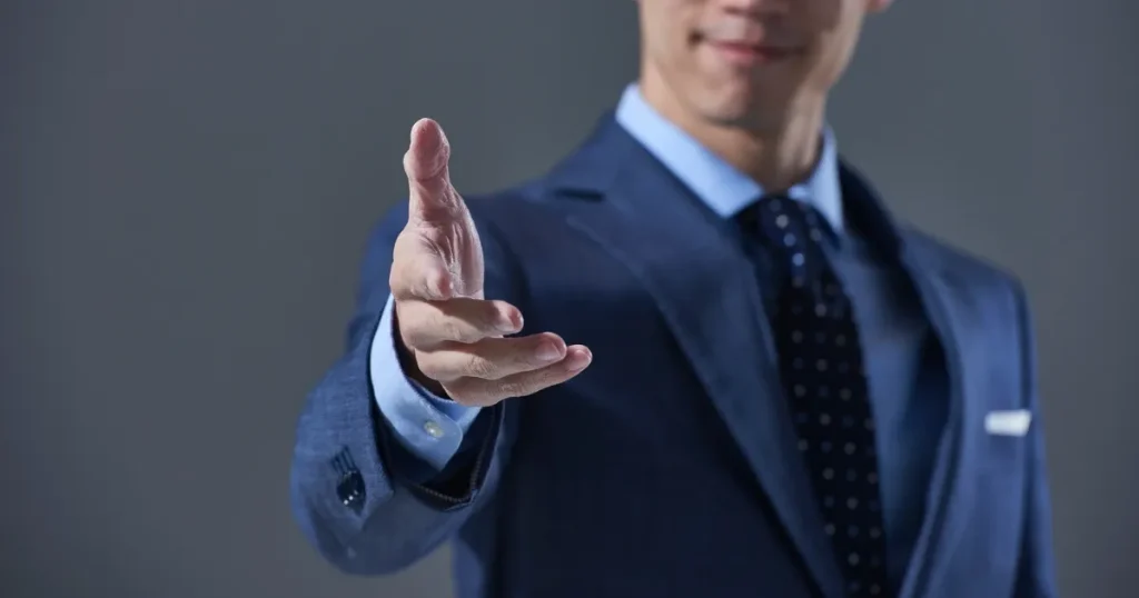 スーツを着た男性が手を差し伸べているシーン。信頼やチャンスを象徴するビジュアルで、オファー型採用ツールの活用をイメージ。