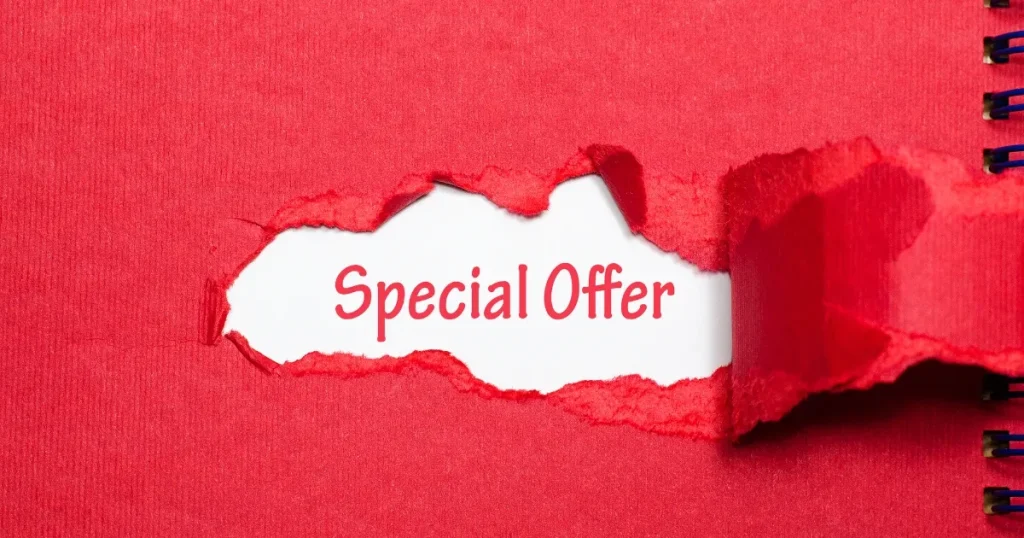 赤い紙が破られ、その下に「Special Offer」と書かれた白い背景が現れているデザイン。オファー型採用の魅力と課題を象徴するイメージ。