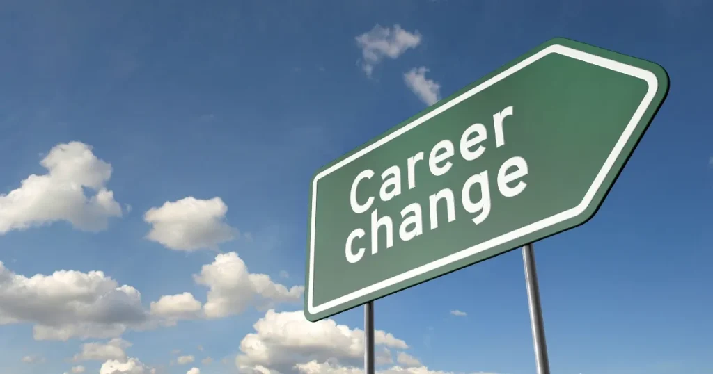 青空を背景に「Career change」と書かれた緑色の道路標識が立っている。転職やキャリアチェンジを象徴するデザイン。