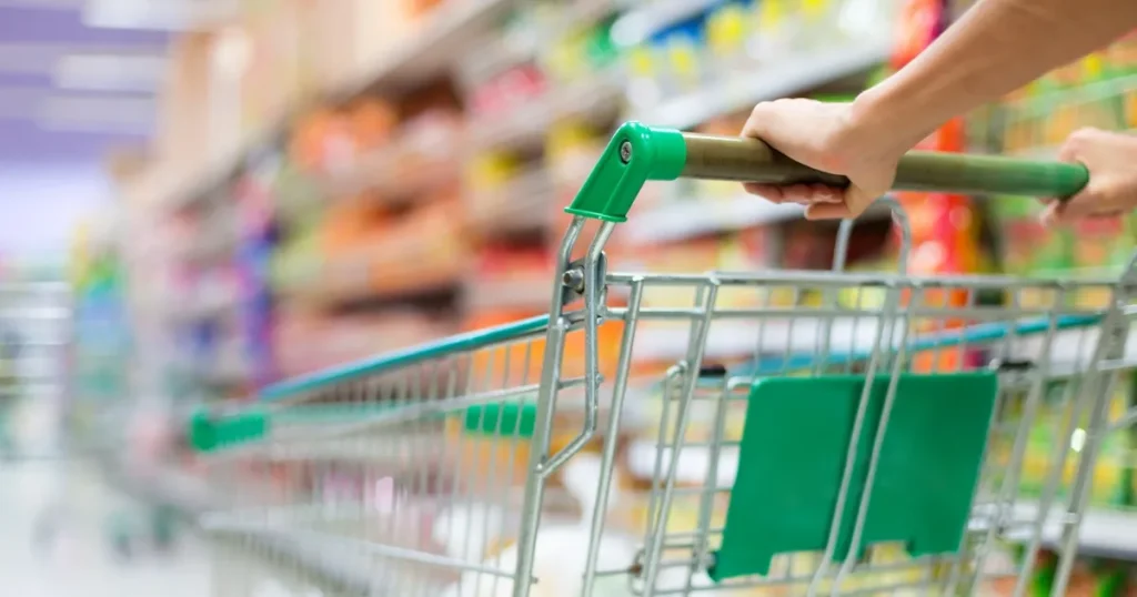 スーパーの店内でカートを押す様子｜未経験者が安心して働ける教育体制と業務内容を解説