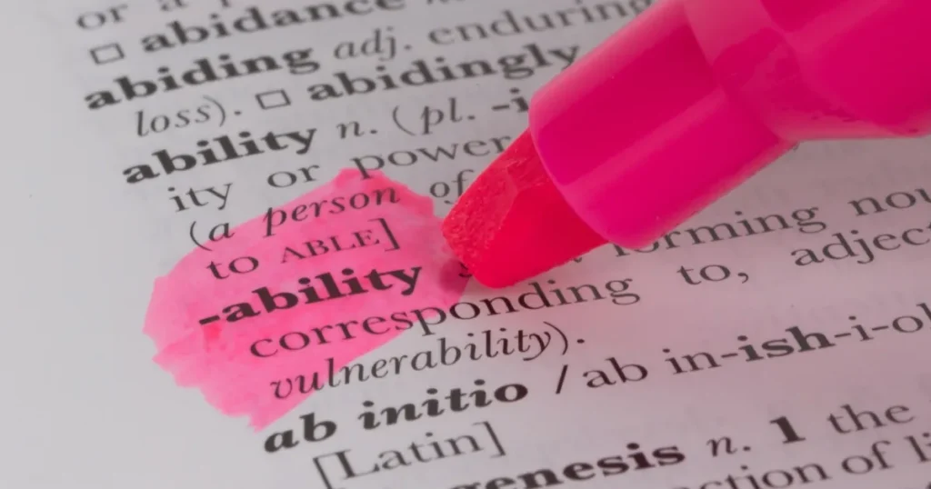 辞書ページの「-ability」という語句がピンク色の蛍光ペンで強調されている。能力や基礎力にフォーカスしていることを象徴するイメージ。