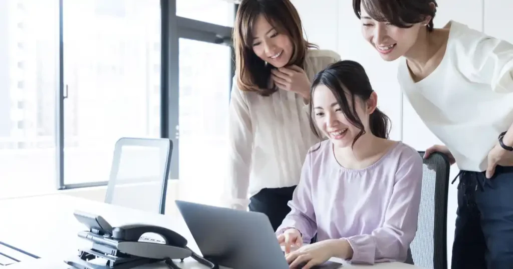 インターンシップで学ぶ学生たち|職場での実務体験を通じて業界の理解を深め、キャリアを考える様子