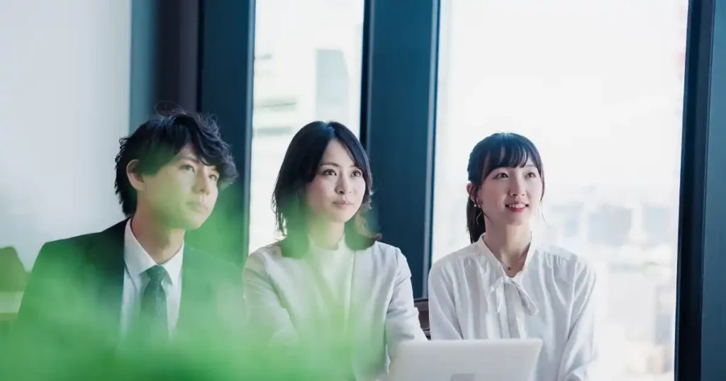 インターンシップ経験を活かす学生たち|面接準備や自己分析に取り組む様子を表現した写真