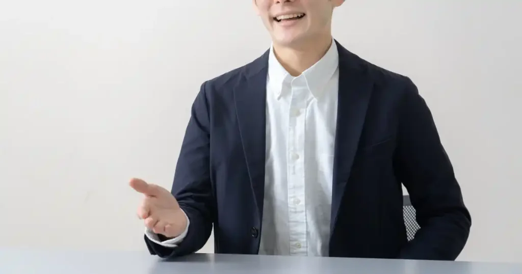 寿司職人業界への転職を振り返るインタビュー|笑顔で語るスーツ姿の男性、業界成功のポイントを共有