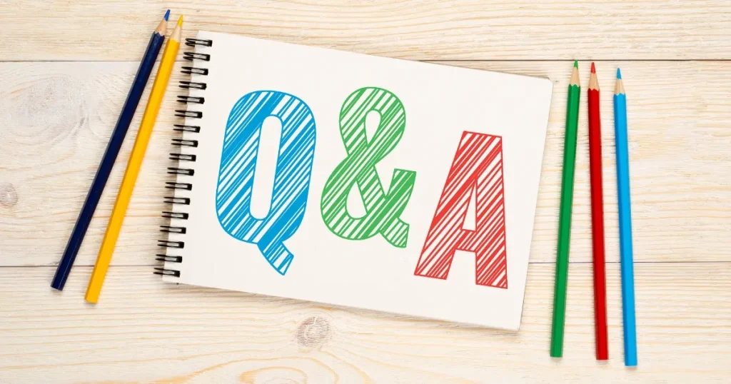 MBTIに関するQ&Aセクションのイメージ｜「Q&A」と書かれたノートとカラフルな鉛筆が並ぶ写真、MBTIの疑問解決をサポートする内容を象徴