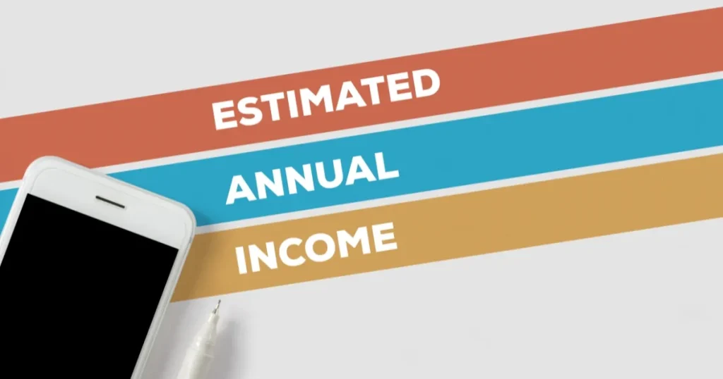 スマートフォンとペンが置かれた背景に「ESTIMATED ANNUAL INCOME」と表示されたカラフルなライン 転職による年収アップの可能性を説明するセクションのイメージ画像