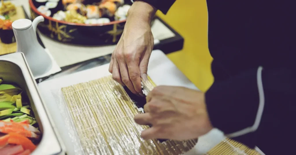 寿司職人としての転職成功例｜寿司マッチを活用し、巻き寿司を仕込む様子を描写