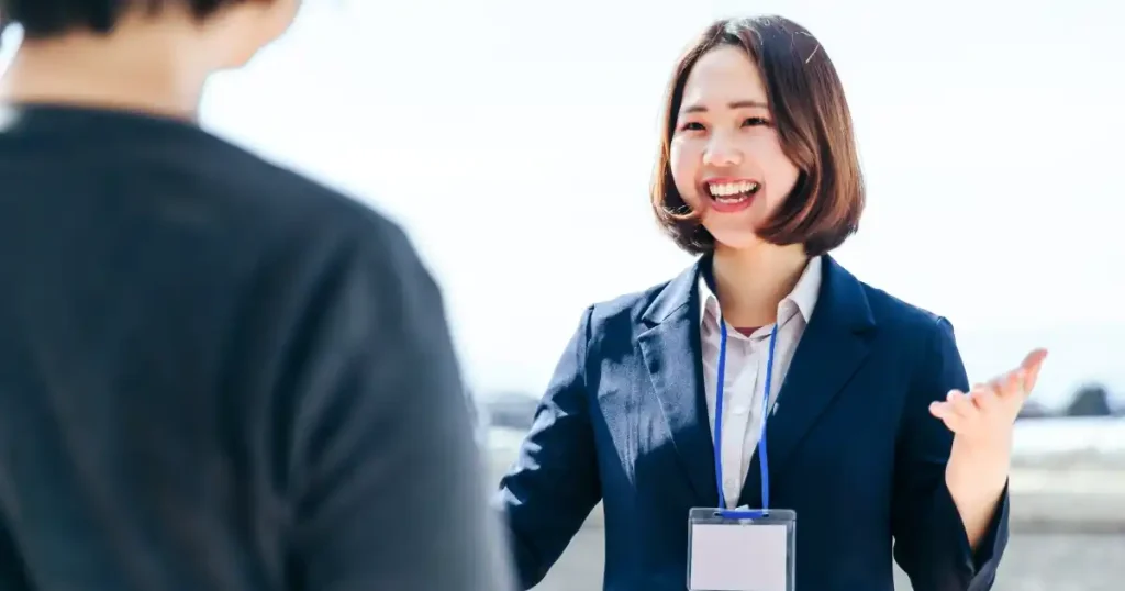 インターンシップで笑顔で会話する学生と社員。インターン生が抱えやすい悩みを解消し、コミュニケーションを円滑に進める様子を描いた画像。