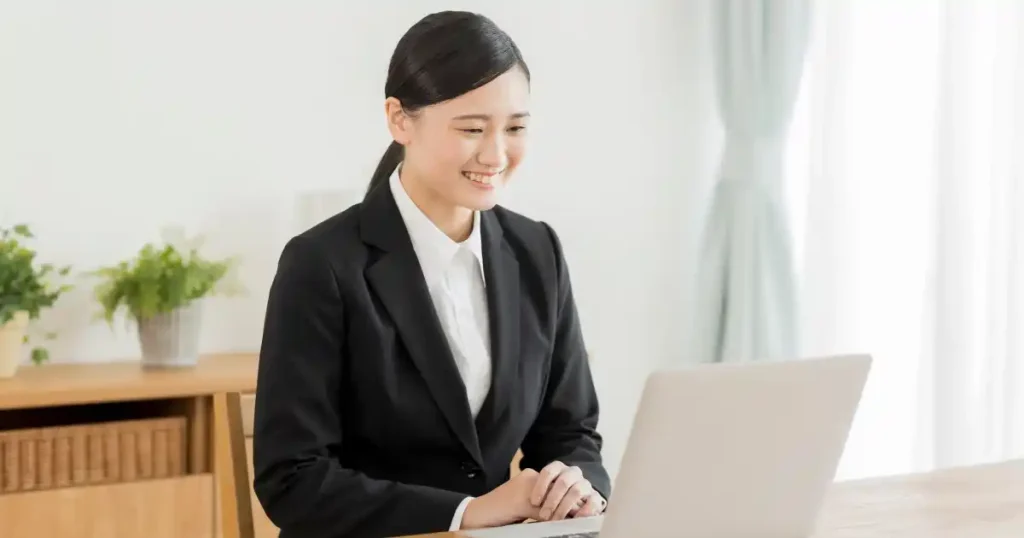 オンライン面接中の女性。整った背景と清潔感のある環境で面接を受けている様子