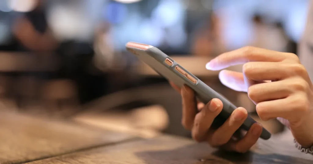 スマートフォンを操作する手元のイメージ。就活中の電話マナーを解説するセクションに関連する画像