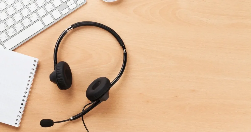 オンライン面接の準備に必要なヘッドセットとノート。背景以外に注意すべきポイントを解説するセクションのイメージ