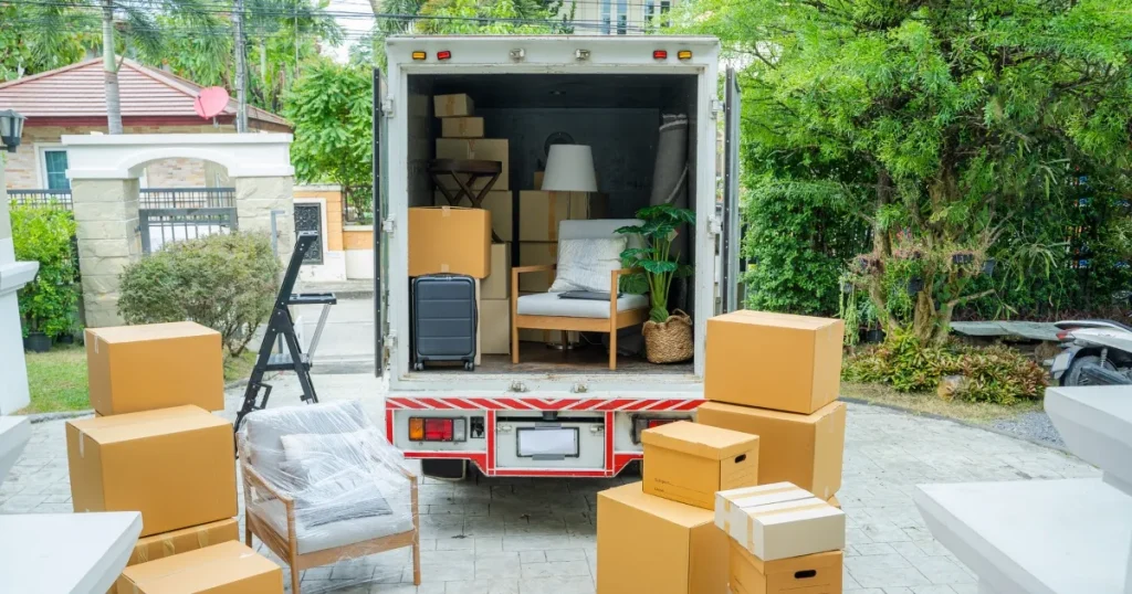 引っ越しトラックの荷台に積まれた家具や段ボール。新卒の引っ越し費用や内訳、相場について説明するセクションに関連するイメージ。