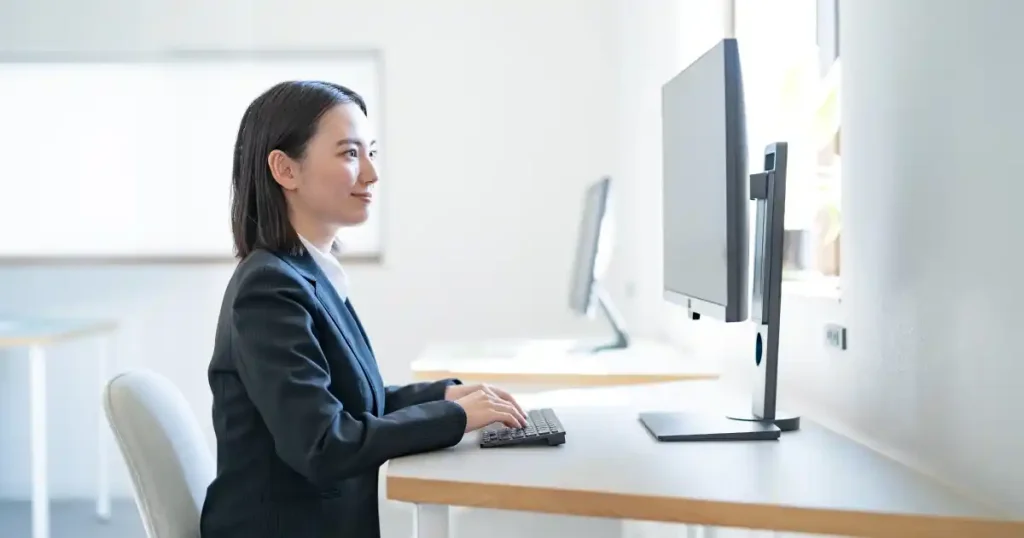 就活に出遅れた際の時期別対処法を学ぶスーツ姿の女性。就活の遅れを取り戻すための具体的な手順を解説するセクションに関連。