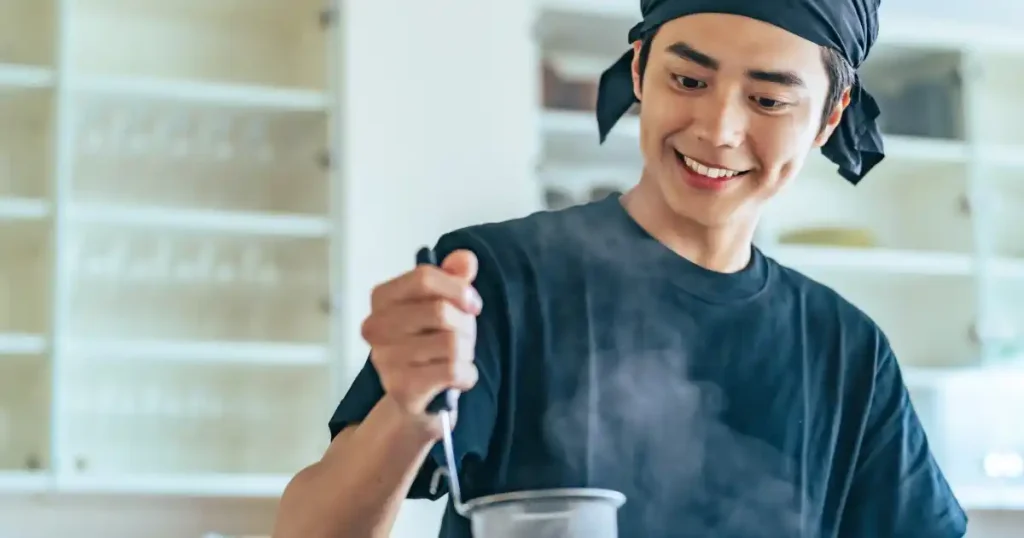 飲食店の厨房で調理を楽しむスタッフ。飲食未経験者が挑戦できる主な職種10選を解説するセクションに関連したイメージ。