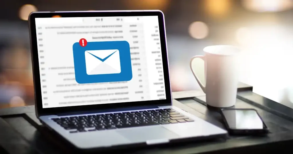 ノートパソコンの画面にメール通知アイコンが表示されている画像。就活で使う問い合わせメールのフォーマルさや利便性を象徴。