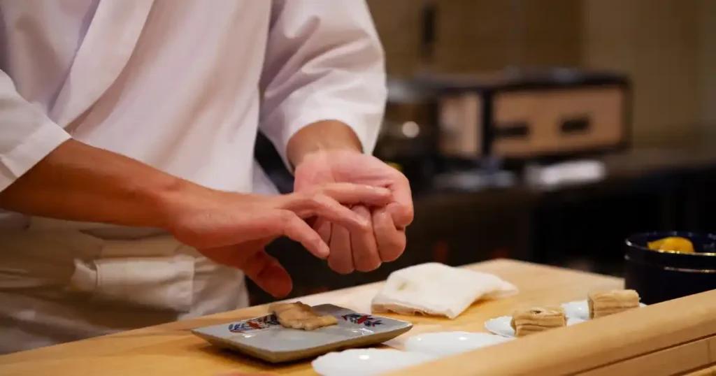 寿司職人が握り寿司を作る手元の様子。寿司職人業界の現状と求人情報に関連するイメージ。