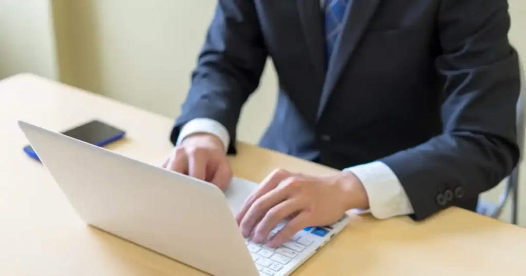 大学指定の履歴書をパソコンでダウンロードしている様子。履歴書の入手方法として、公式サイトやキャリアセンターの利用方法を解説するセクションに関連。