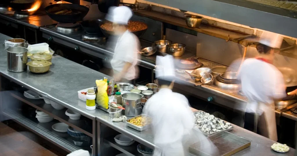 飲食業界の厨房で働くスタッフの様子。飲食未経験者向けに業界の概要と特徴を解説するセクションに関連。