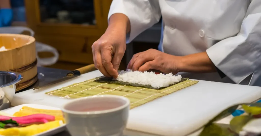 巻き寿司を作る寿司職人の手元。経験者寿司職人が転職で失敗しないためのポイントを解説するセクションに関連したイメージ。
