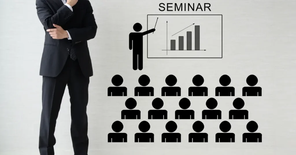 セミナー形式で講師がグラフを使って説明しているイラスト。リスキリング講座を選ぶ際のポイントを解説するセクションに関連。