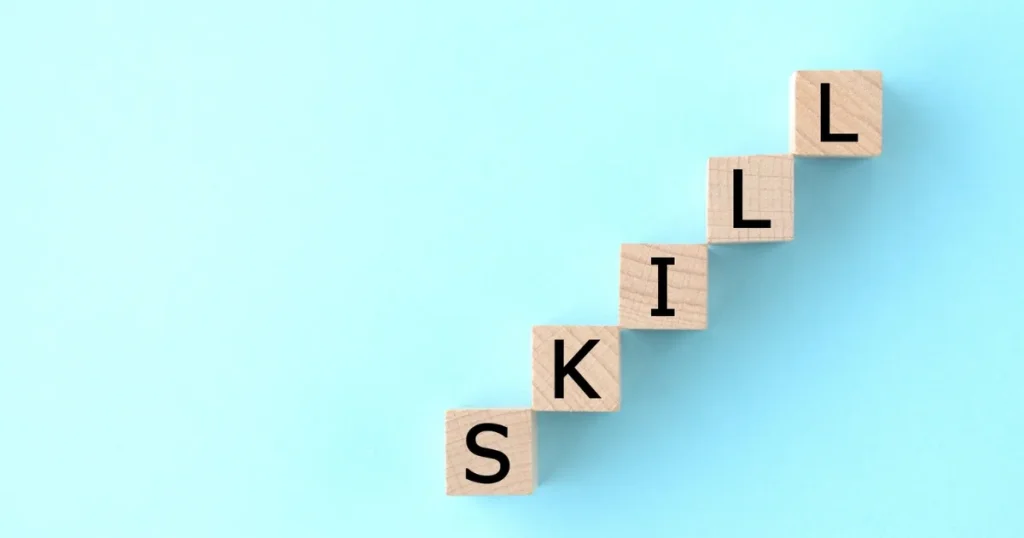 「SKILL」と書かれた積み木が階段状に並んでいる画像。リスキリングを活用して転職活動を成功させる方法を解説するセクションに関連。