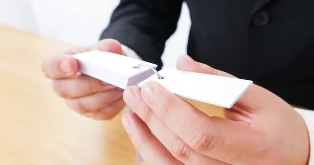 単語帳を使って英語を勉強する様子。寿司職人が働きながら英語を学ぶための具体的な方法について解説するセクションに関連。