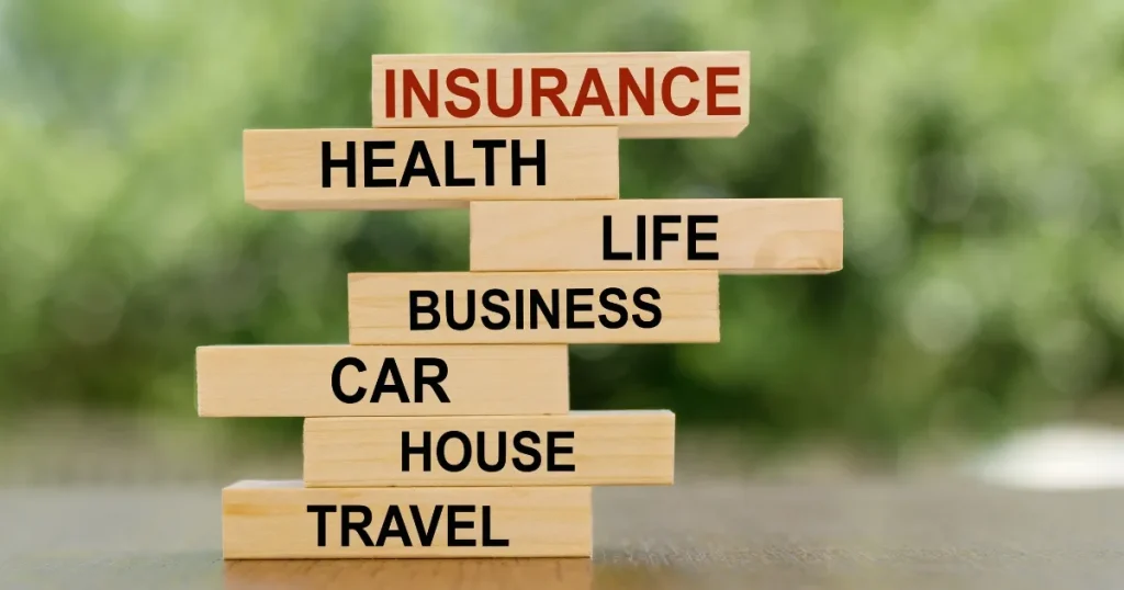 保険の対象を示す積み木のデザイン（健康、生命、ビジネス、車、家、旅行）。保険会社が提供する多様な保障範囲と就職のメリットを視覚的に表現したイメージ。