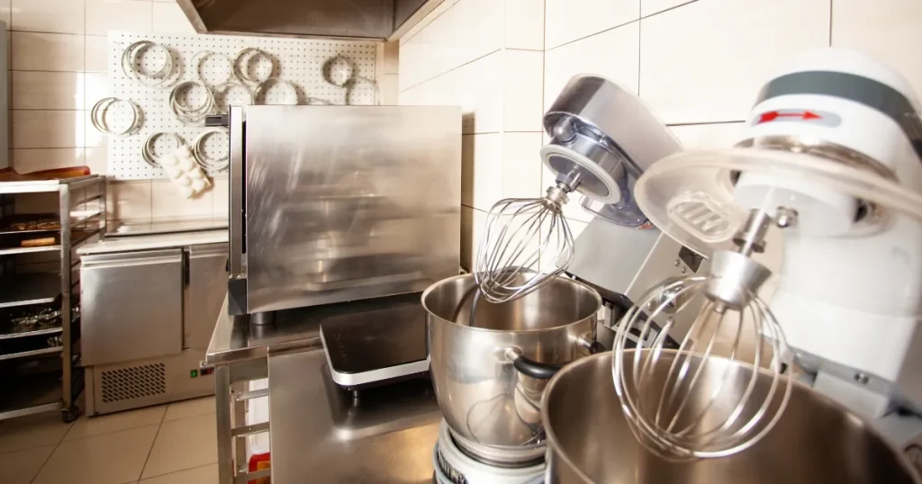 製菓衛生師資格を活かせる職場例として、プロ仕様の調理器具が並ぶキッチン設備。資格取得後に働ける職場や活躍できる現場を解説するセクションに関連したイメージ。