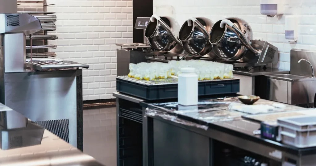 製菓製造における清潔に保たれたキッチン設備の様子。製菓衛生師資格を取得することで得られるメリットについて解説するセクションの関連画像。