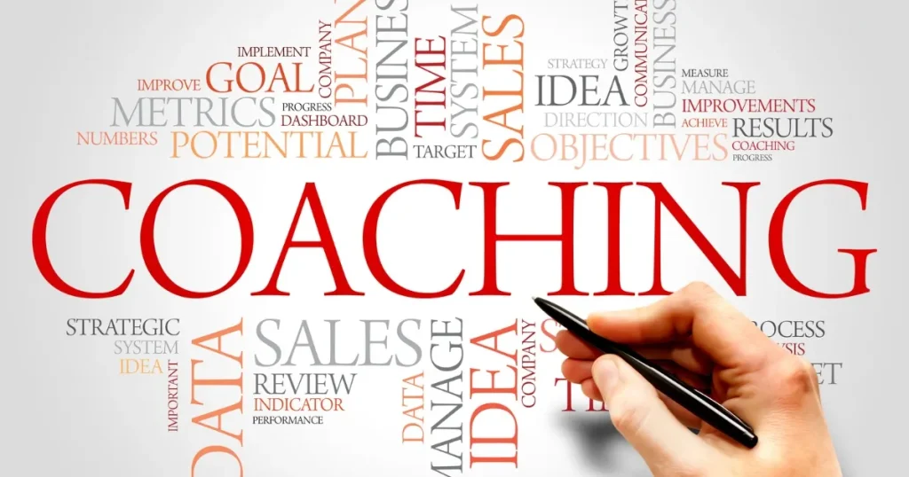 「COACHING」という大きな文字と、それを囲むキャリアや目標設定に関連した言葉のコラージュ画像。転職におけるキャリアコーチングの概要を説明するセクションに関連。