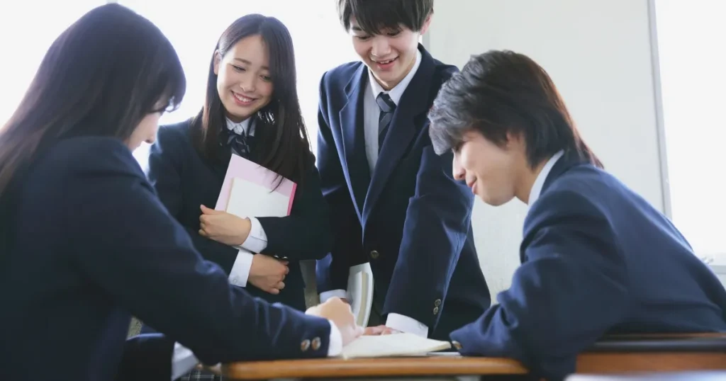 教室で高卒就活に向けた話し合いをする高校生グループの様子。高卒就活に関するよくある質問と回答をまとめたセクションに関連するイメージ。