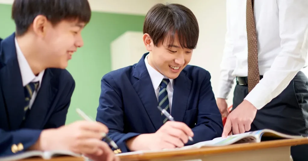 高校生が教室で担任の先生と就職活動の準備について話し合っている様子。高卒就活の主な流れを解説するセクションに関連するイメージ。