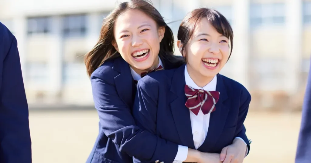 制服を着た高校生が笑顔で交流する様子。高卒就活の現状について説明するセクションに関連するイメージ。