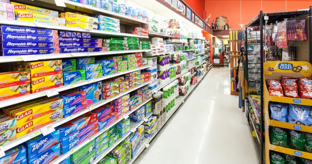 スーパーマーケットの通路に並ぶ多様な商品棚。グロサリー部門の職場環境を象徴し、商品の陳列や整理の重要性を示すイメージ。