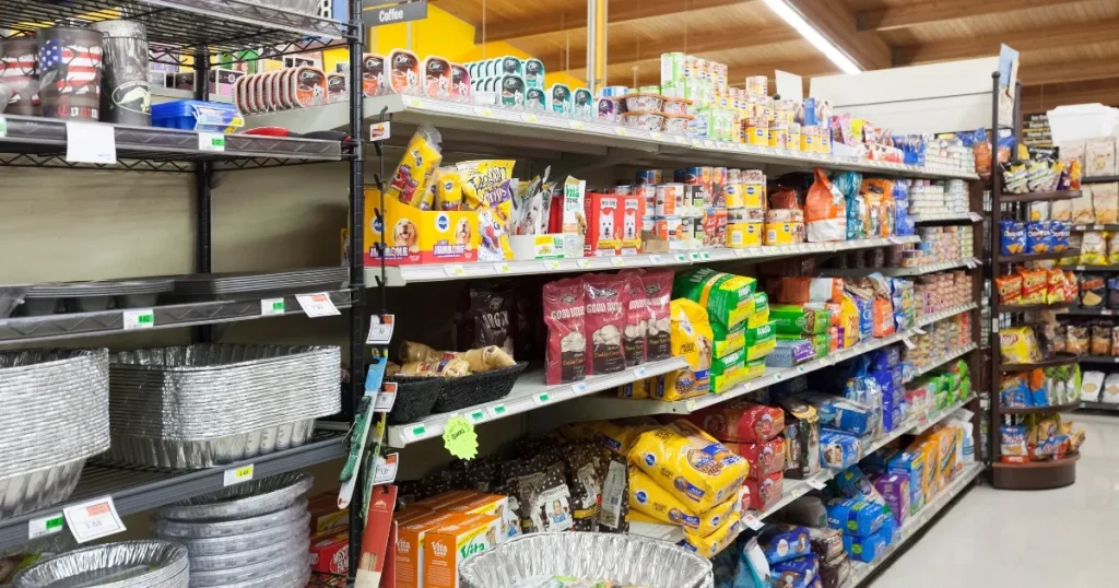 スーパーマーケットの棚に陳列されたさまざまな商品。グロサリー部門の売場づくりや魅力を象徴するイメージ。