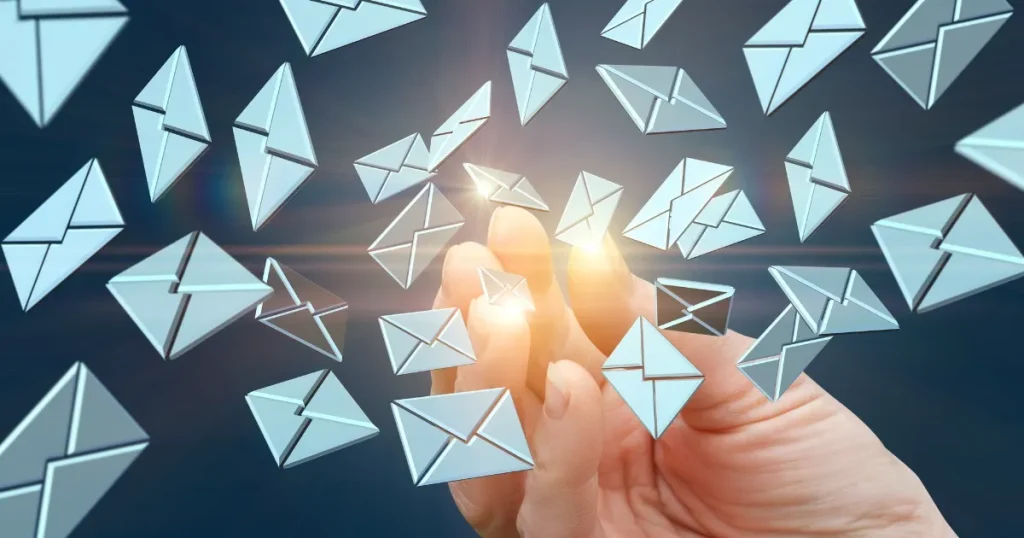 手の周りに多数のメールアイコンが浮かび上がるデザイン。就活におけるフォローメールの例文を示すセクションに関連したイメージ。